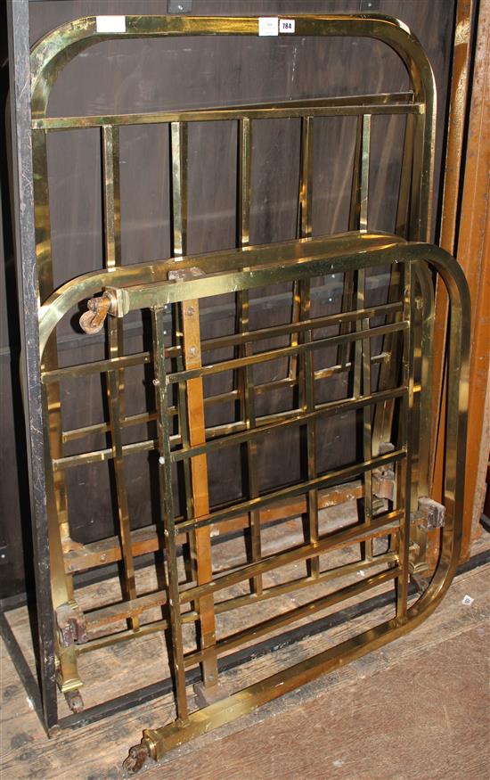 Pair brass single beds(-)